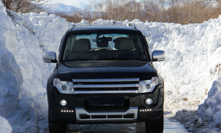 Накладка (юбка) переднего бампера "Broomer Design" (Без ДХЛ) для Mitsubishi Pajero IV (2006-2015) купить недорого с доставкой в Санкт-Петербург